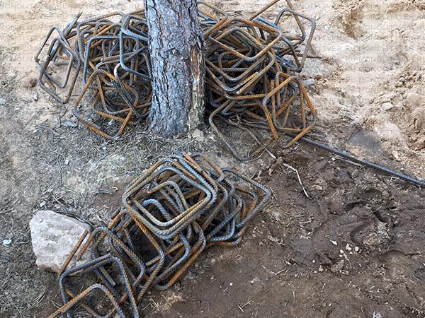 Заливка бетона для устройства фундамента монолитная плита